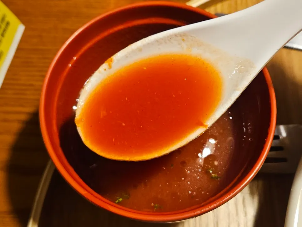 炸猪排定食的番茄汤和小菜