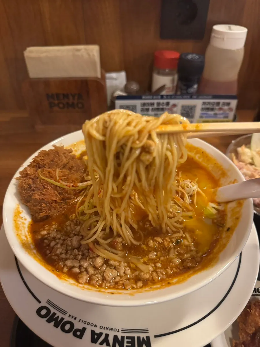 성수역 근처 멘야포모 성수점 입구 모습