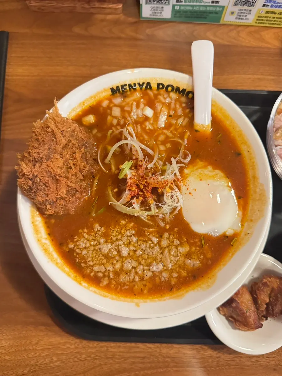 토핑이 듬뿍 올라간 인도 토마토라멘