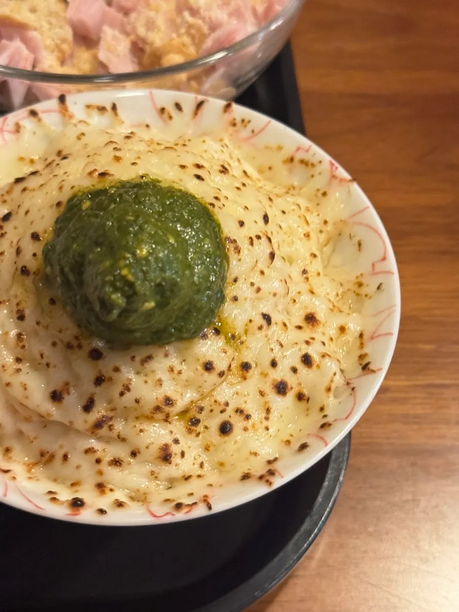 바질과 치즈를 올린 바질치즈밥