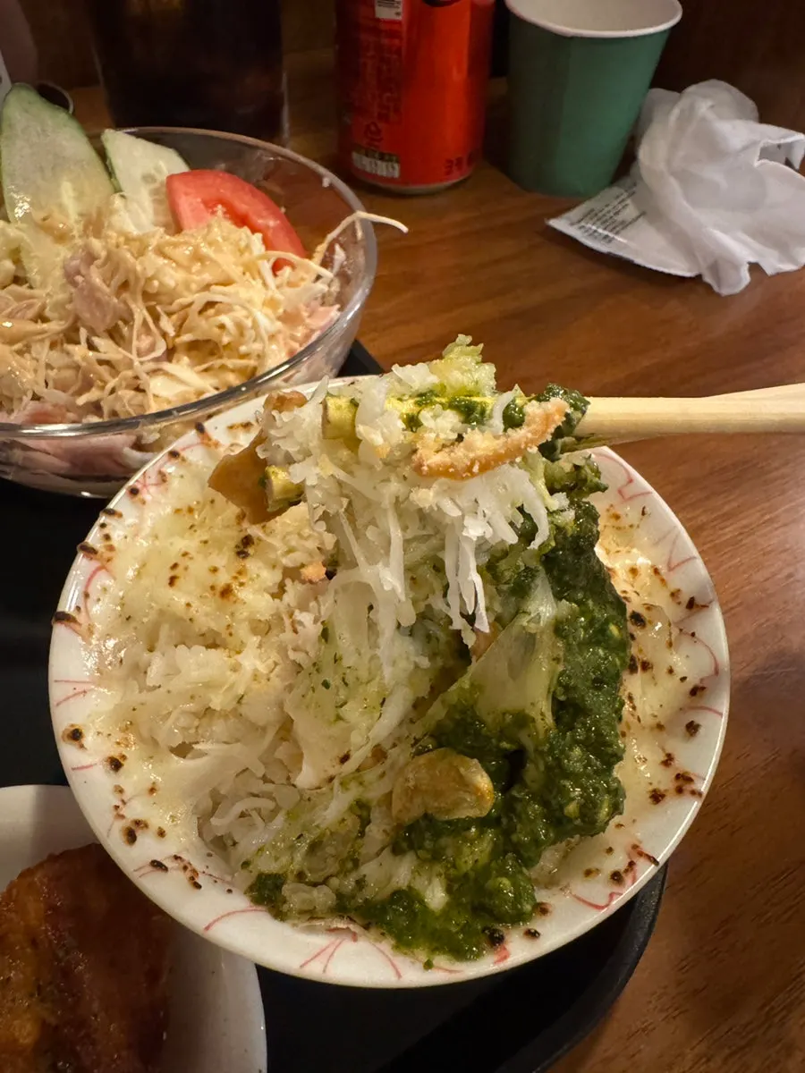 마늘칩이 들어간 바질치즈밥 단면