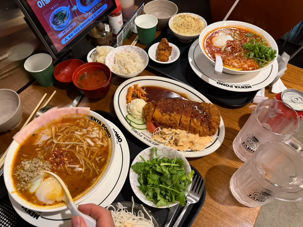 トマトラーメンととんかつ定食が並んだ食卓