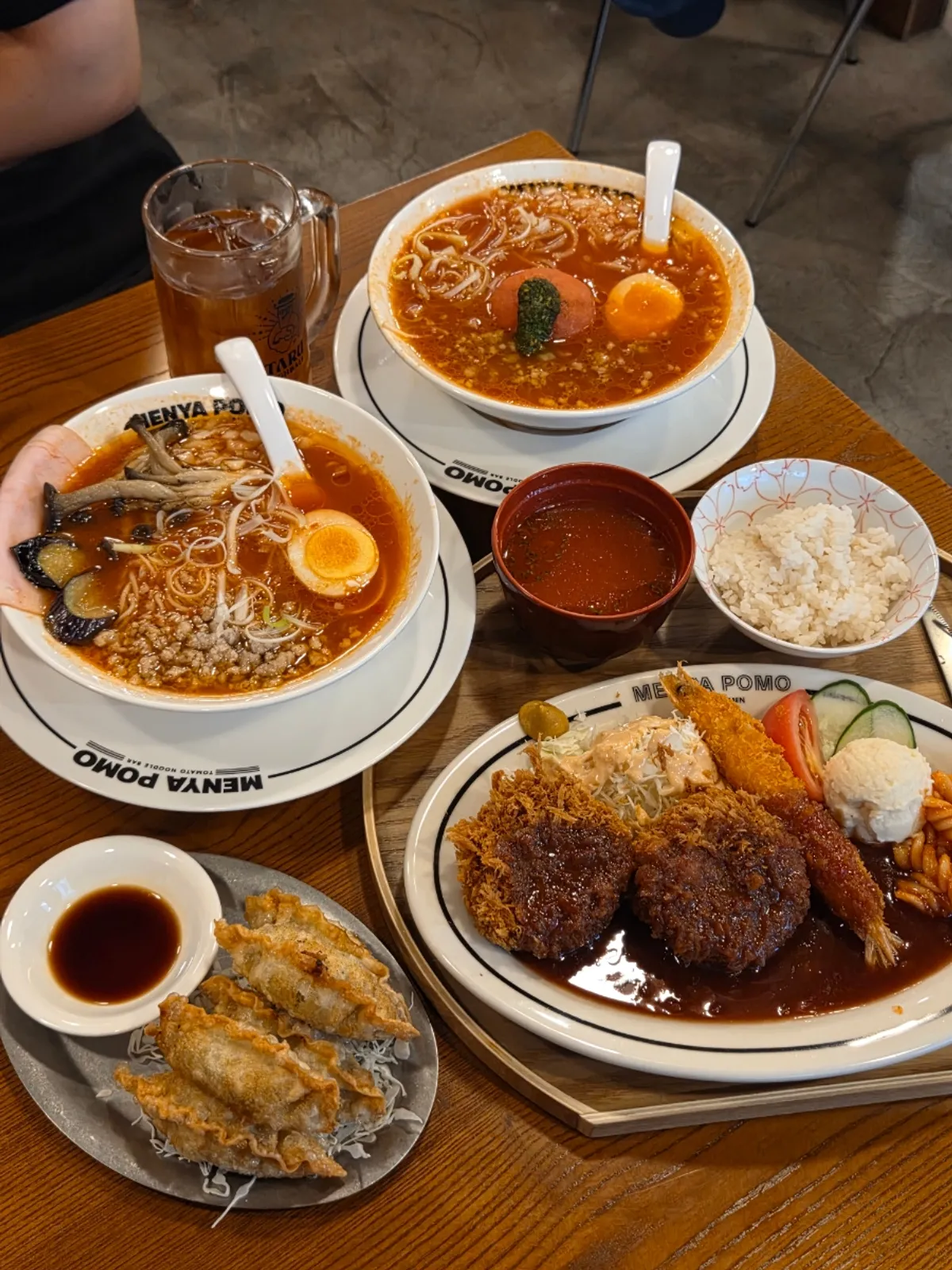 Mesa servida con ramen de tomate y el set de katsu de ternera hanwoo