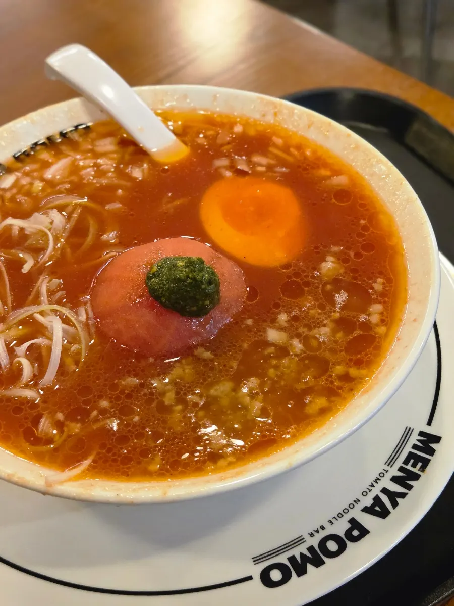 Real Tomato Ramen con tomate entero encima