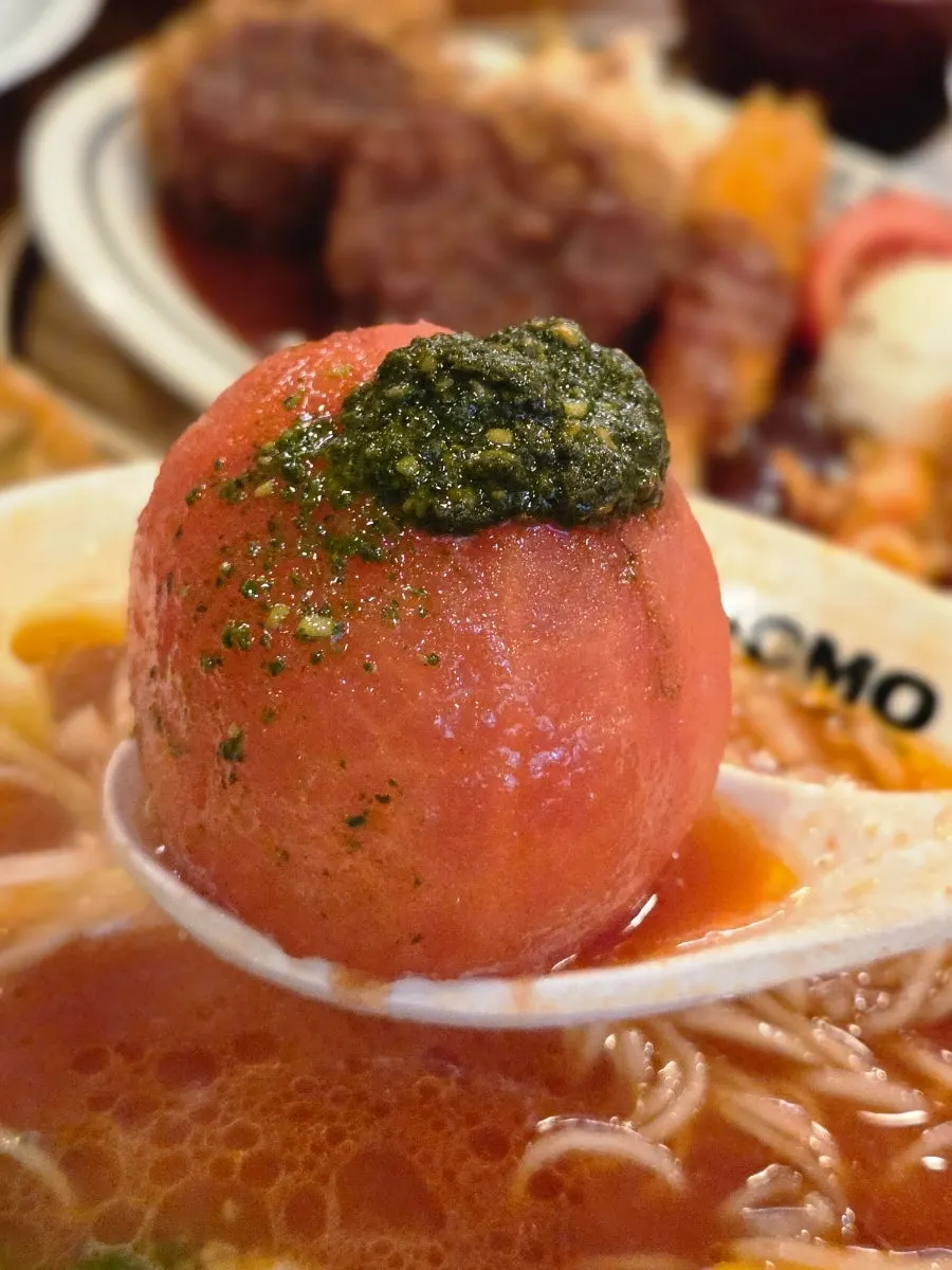Caldo claro con albahaca del Real Tomato Ramen