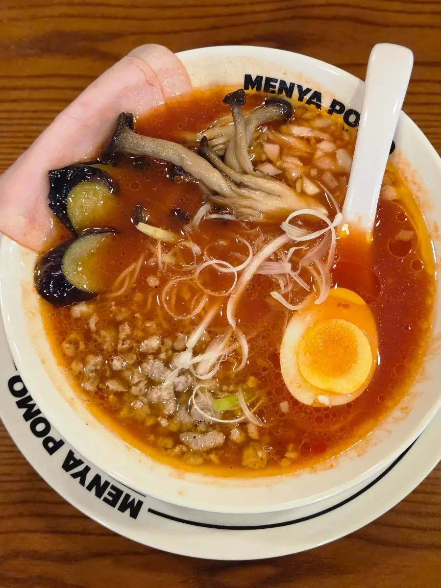 Ham and Vegetable Tomato Ramen con jamón, berenjena y champiñones