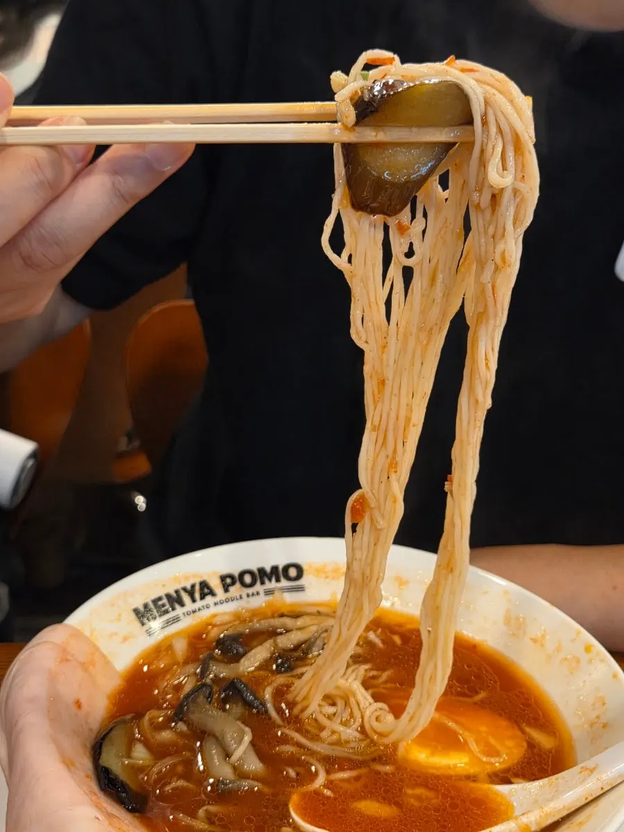Primer plano de los toppings del Ham and Vegetable Tomato Ramen