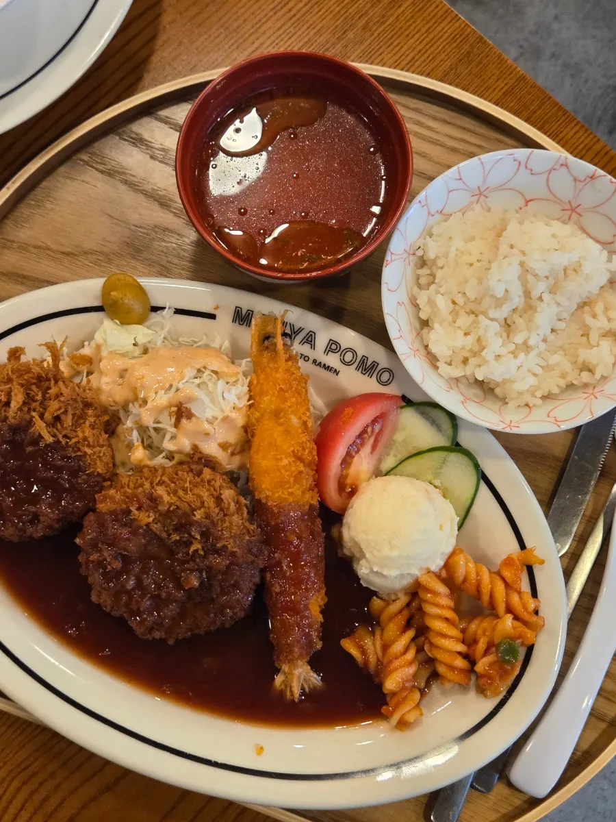 Plato con el set Korean Beef Mince Katsu