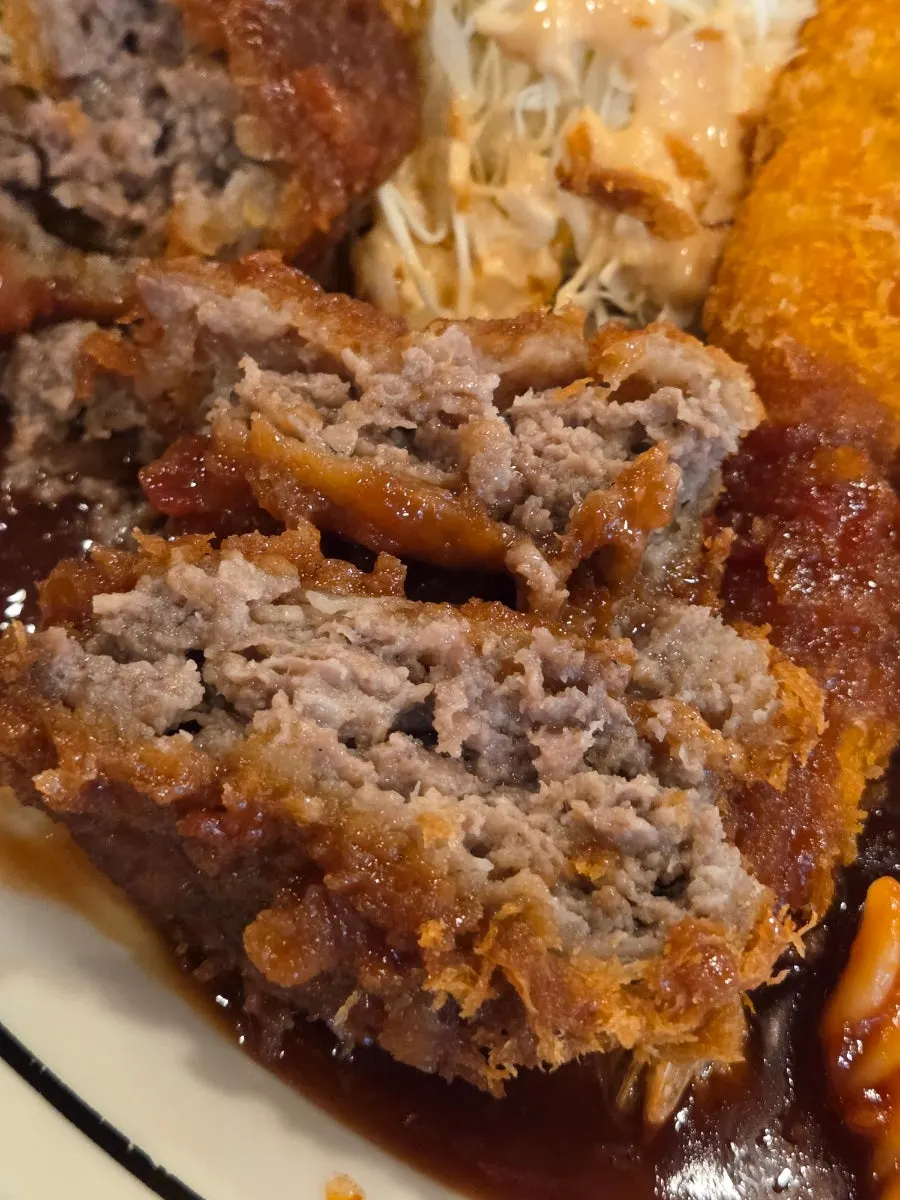 Mince katsu con salsa demi-glace de tomate