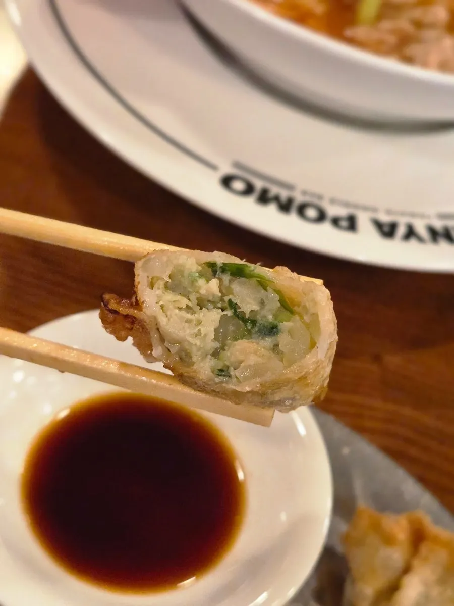 Cinco piezas de yaki mandu bien doradas