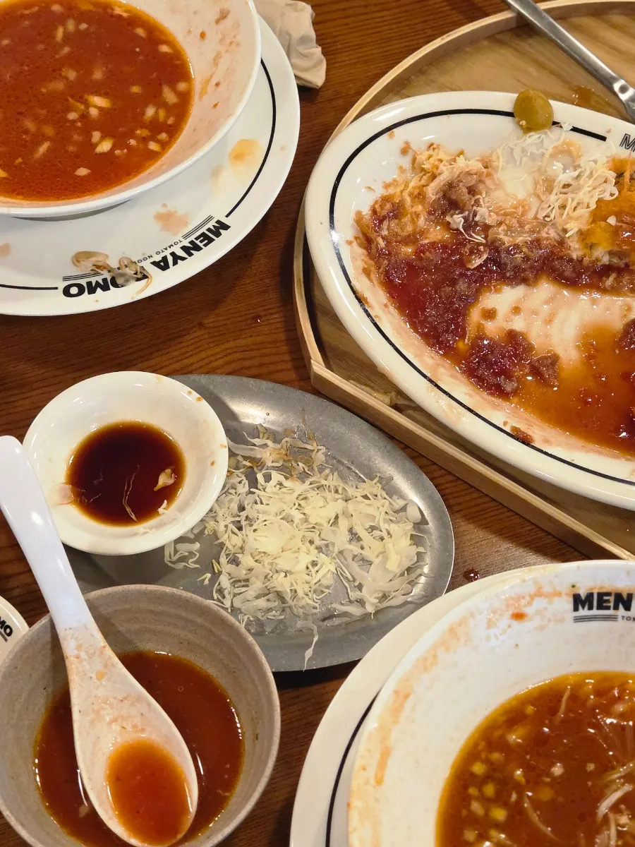 Mesa final con el ramen y el katsu comidos en Menya Pomo Seongsu Branch