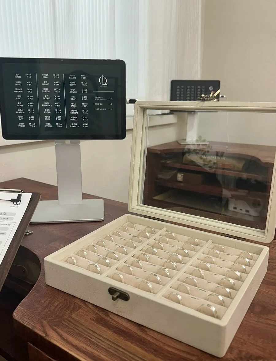 Consultation box holding various ring designs