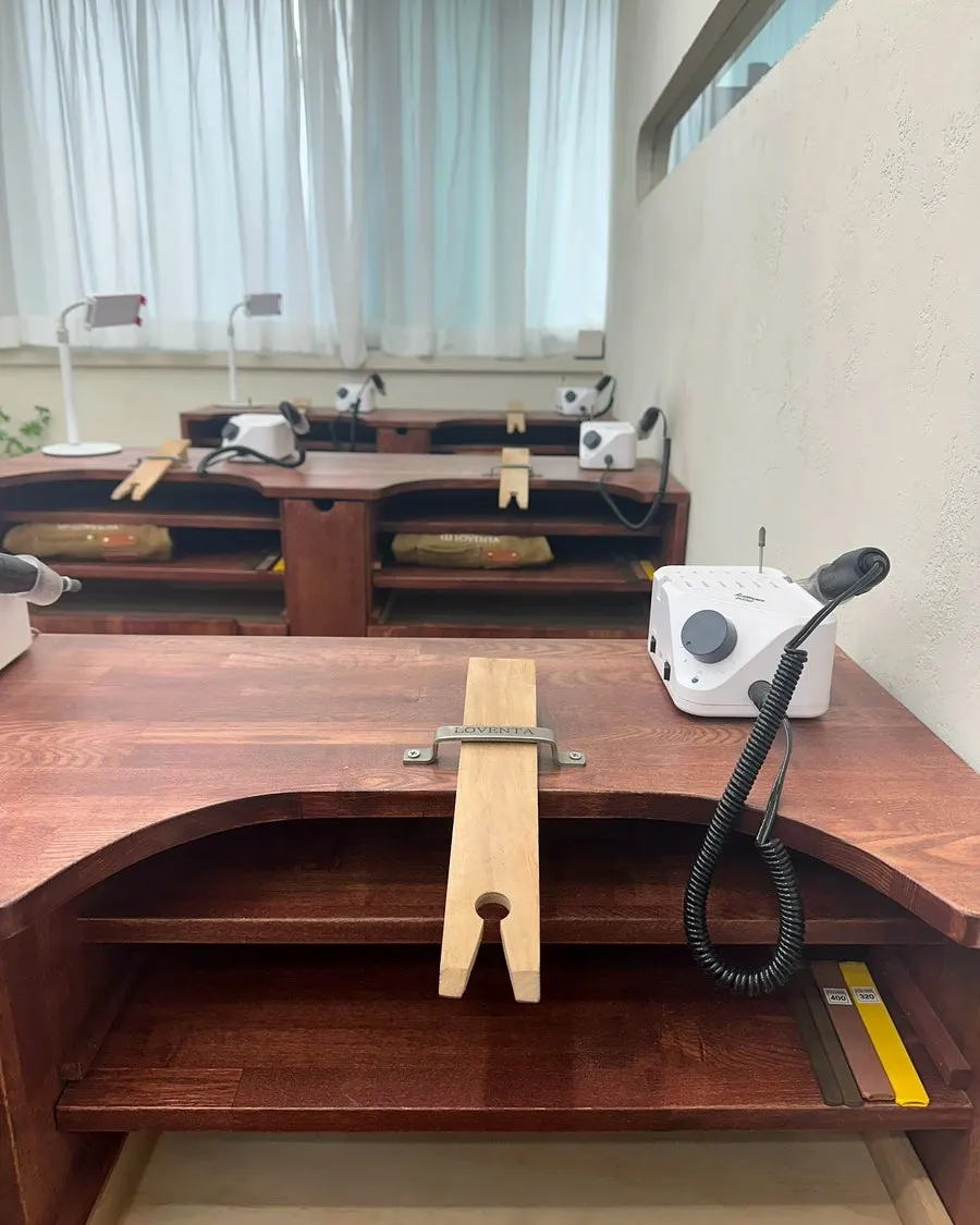 Seats side by side at the one-day class workbench