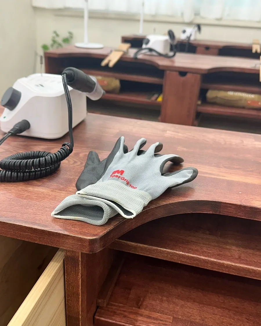 Starting the ring-making process while listening to the teacher