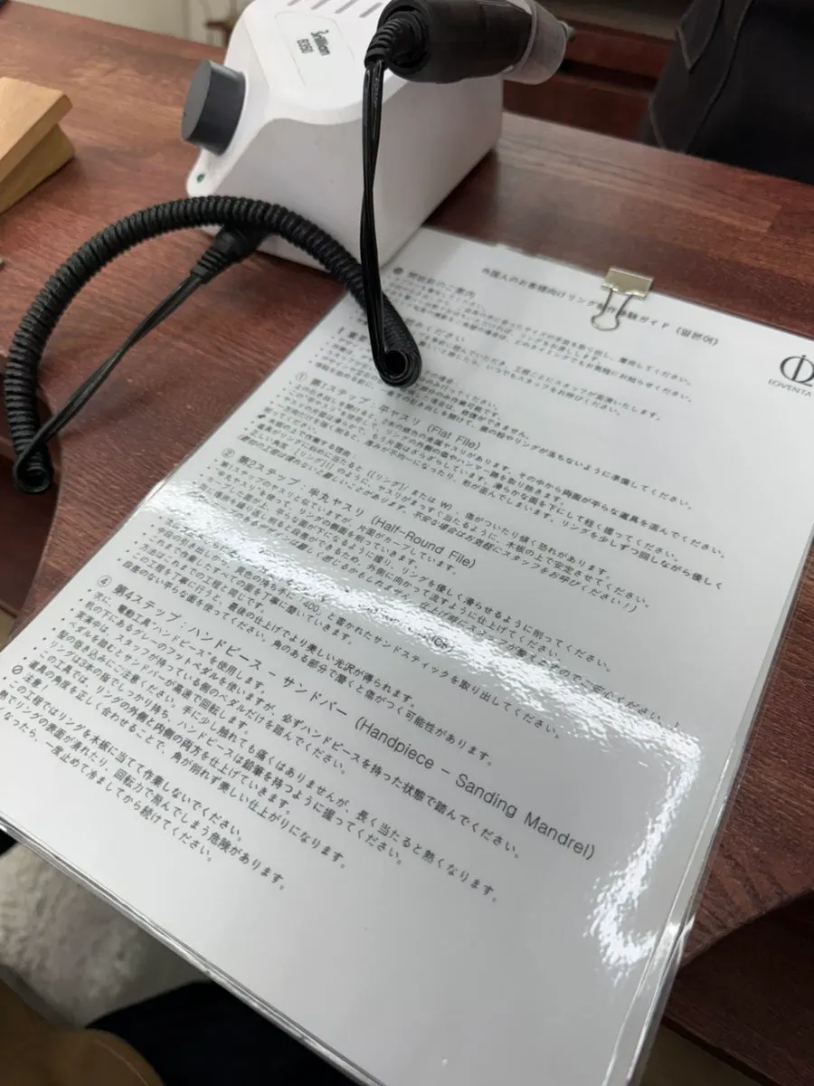 타임랩스 촬영용 삼각대가 놓인 작업 테이블