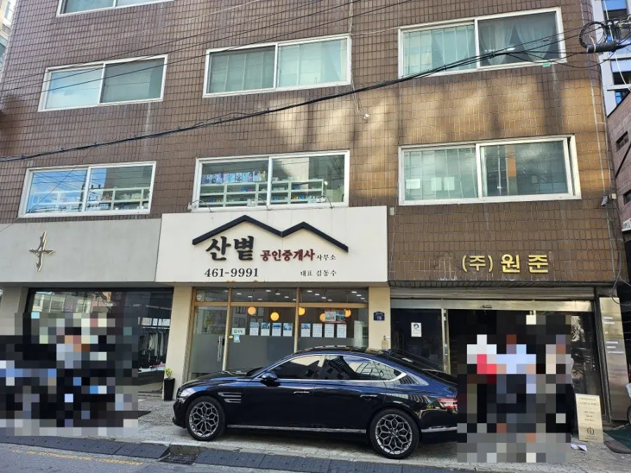 Exterior of the Yeonmujang 13-gil building housing Robenta Seongsu