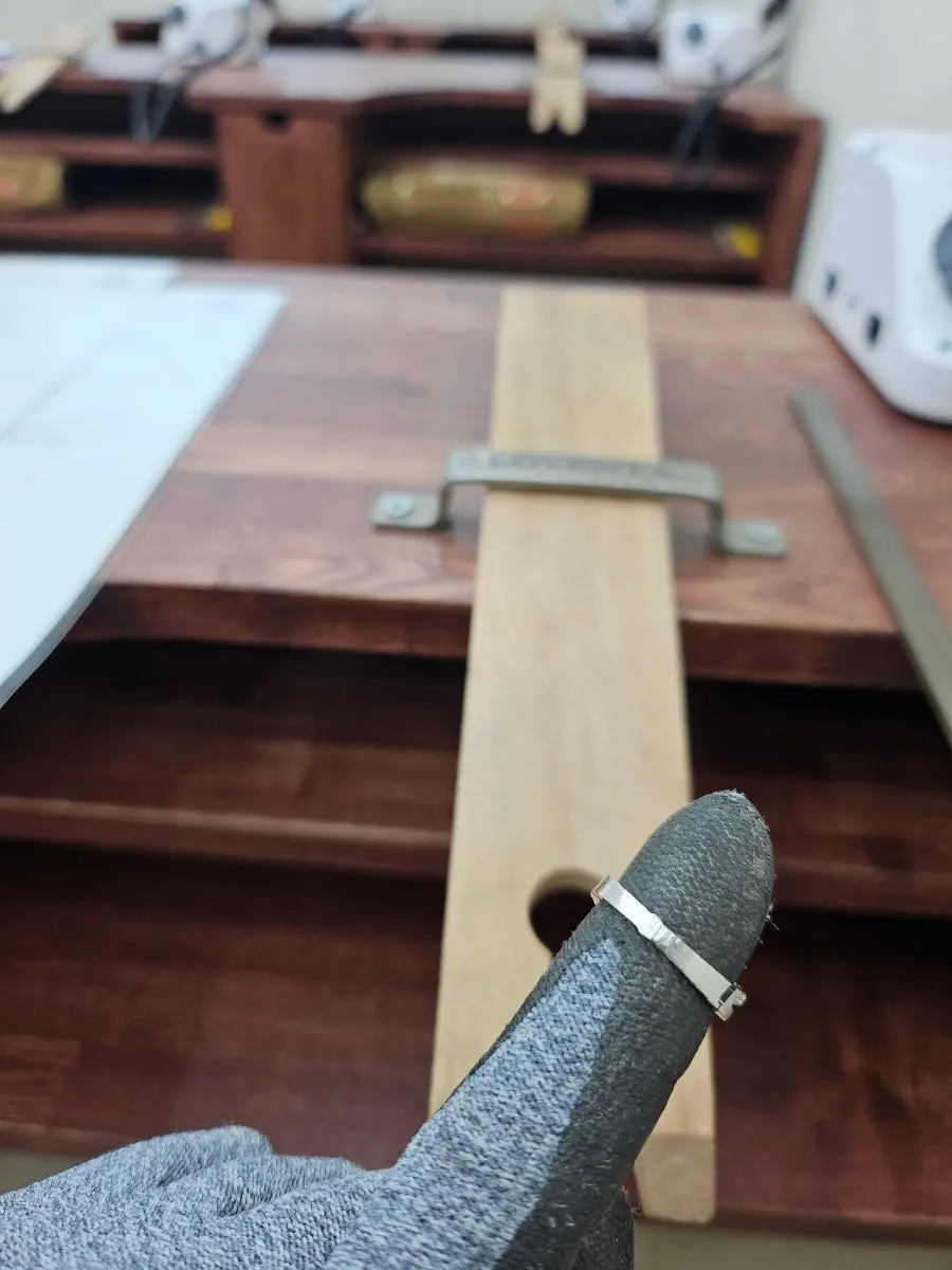 Smoothing the inside of a ring with an electric handpiece