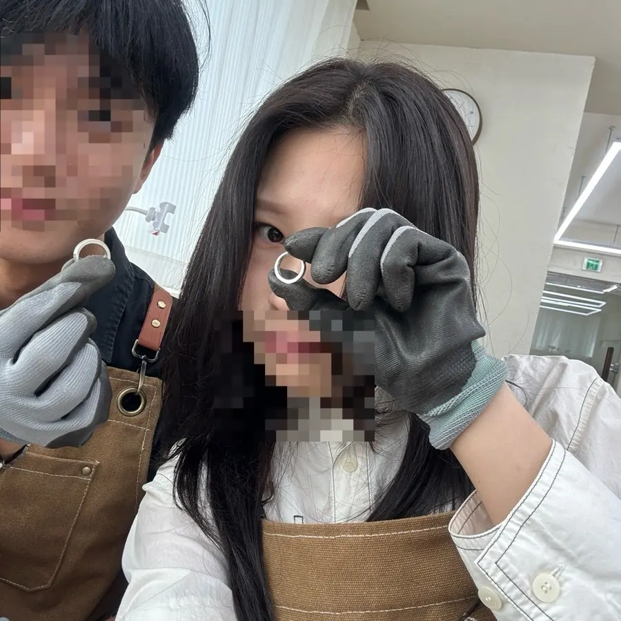 핸드피스와 사포질로 반지를 다듬는 모습