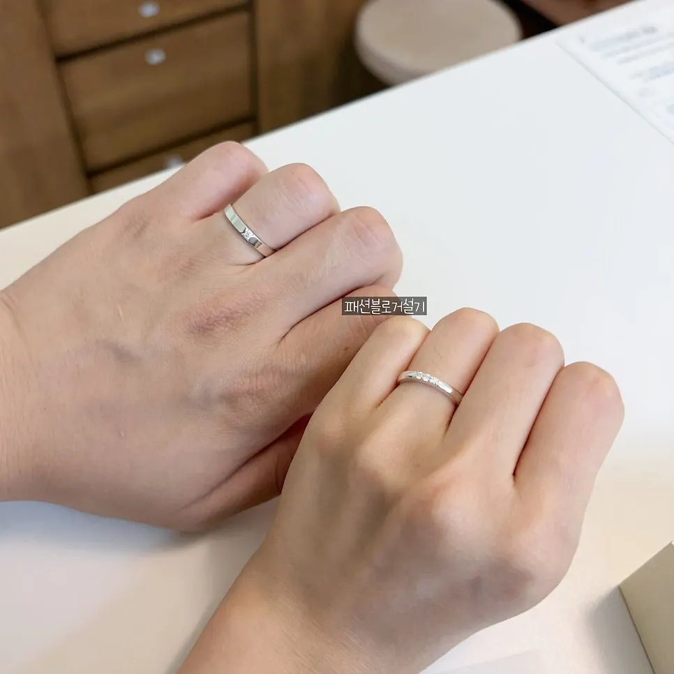 Finished silver couple ring set with moissanite