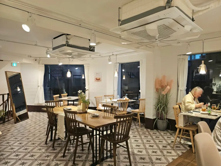 Cozy interior at Seongsu Darak