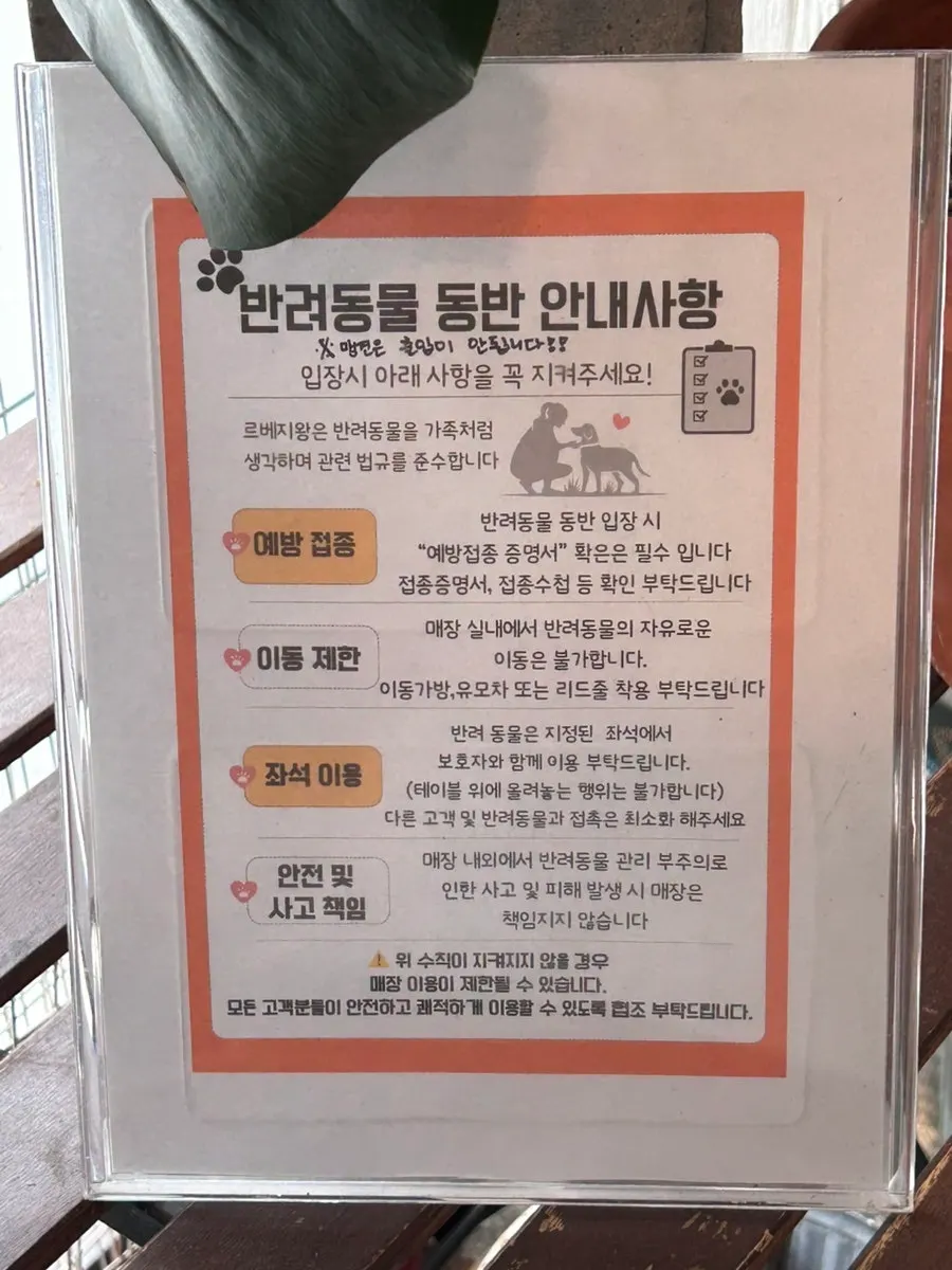 안쪽 바테이블이 있는 좌석 공간