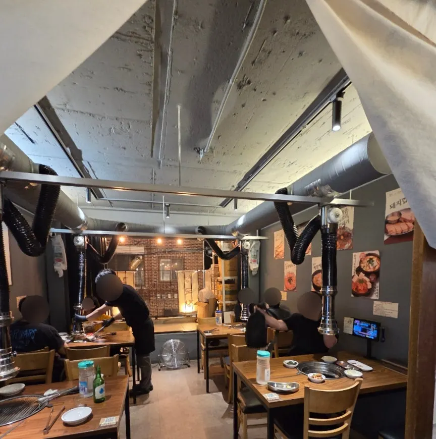 Seongsu Teojeon interior seating with open floor-to-ceiling windows