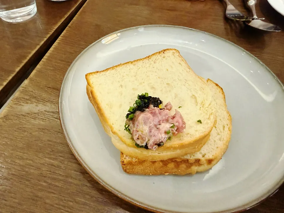 브리오슈 위에 올린 비프 타르타르
