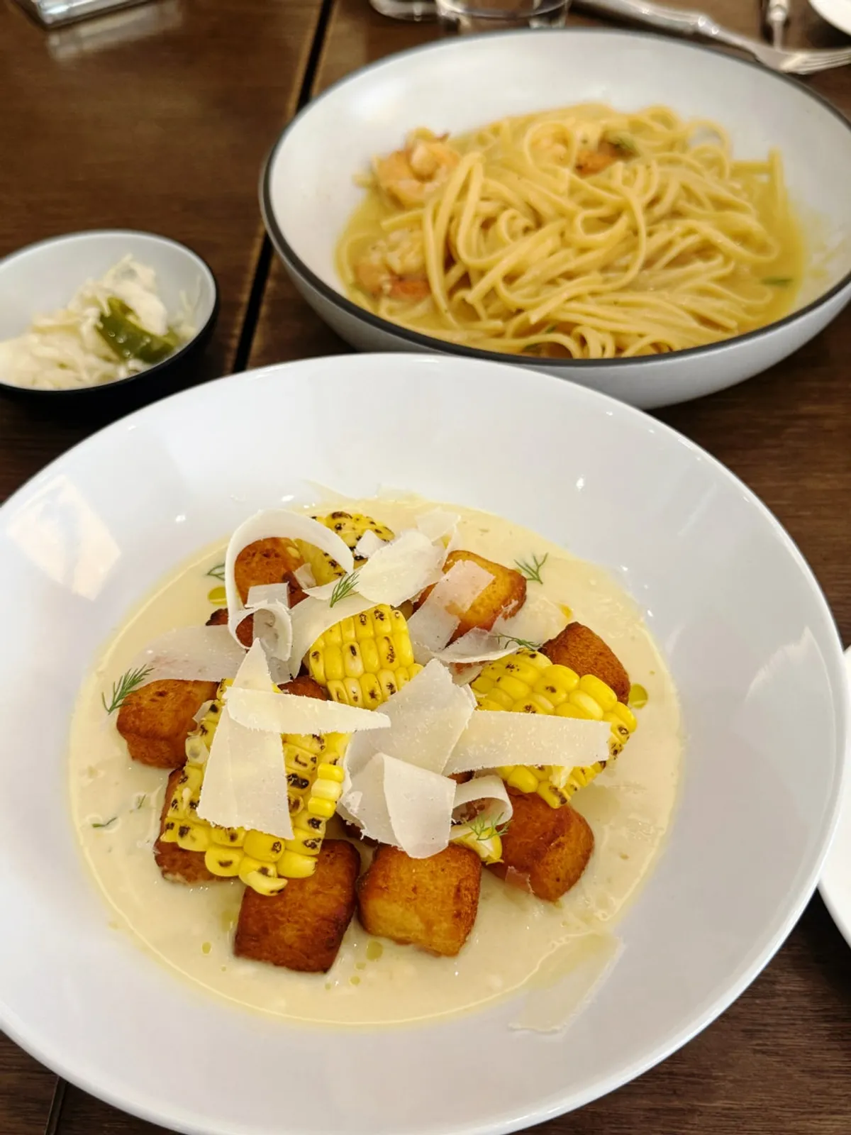 세디치 세 가지 메뉴와 와인 한 잔 세팅