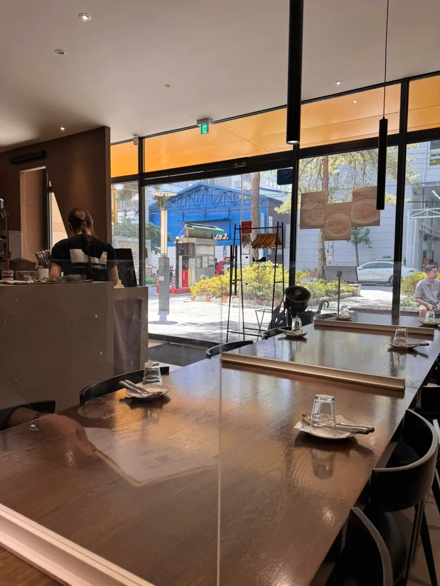 Calm, clean interior atmosphere at Sedici