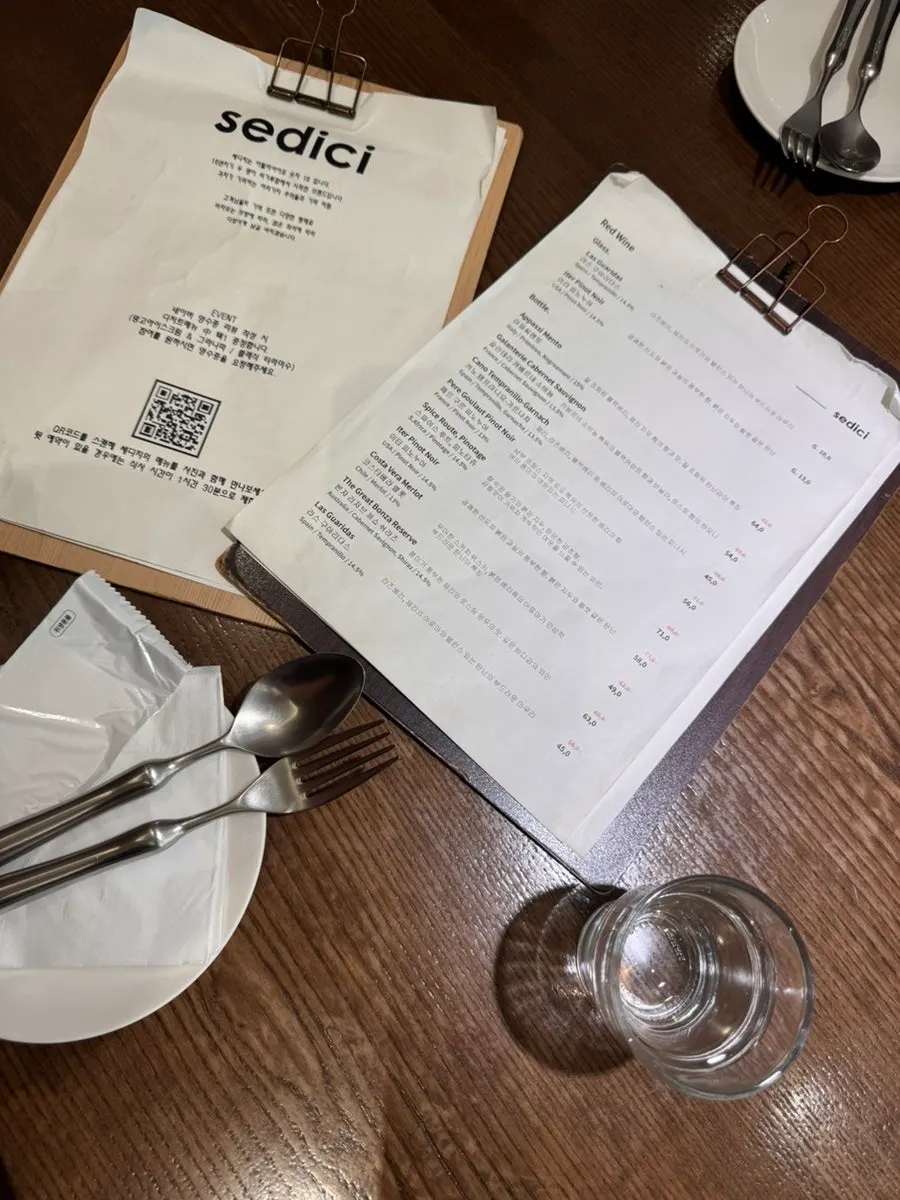 Sedici's seating arranged in straight rows