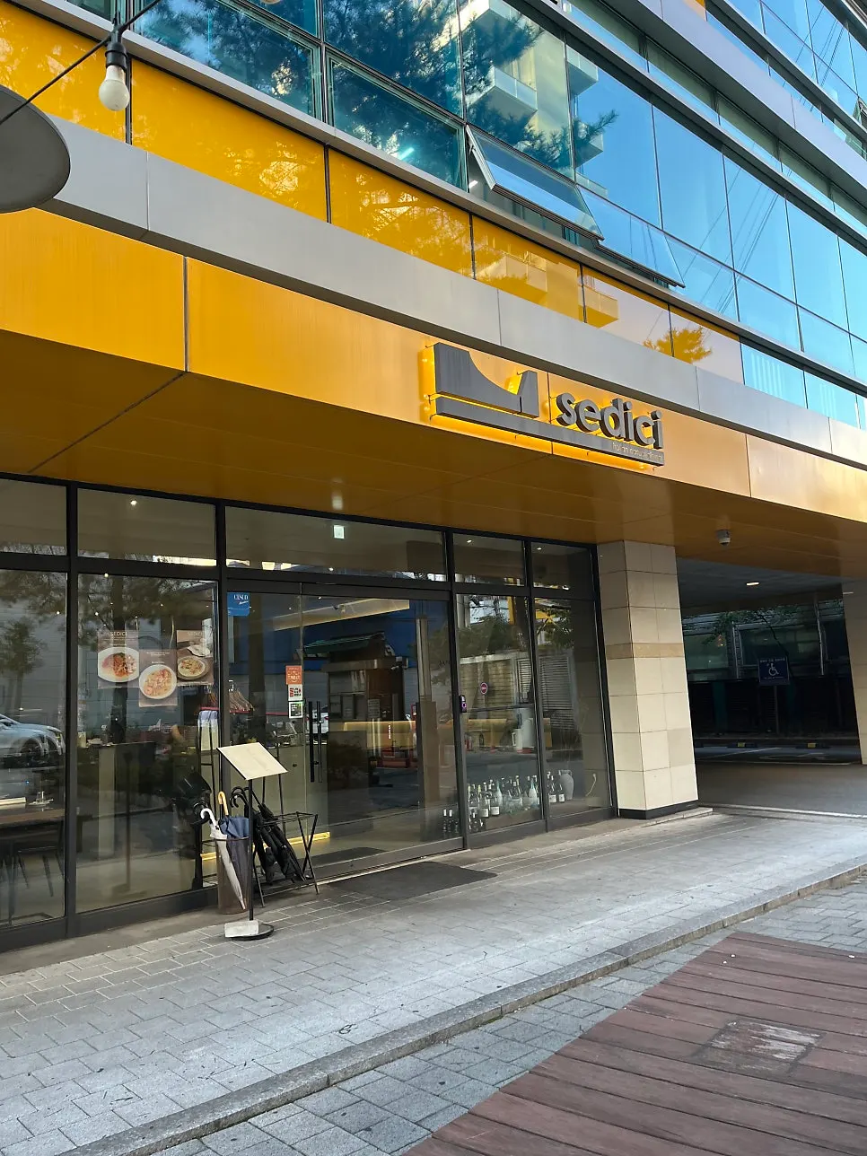 성수동 아크밸리 1층 세디치 외관