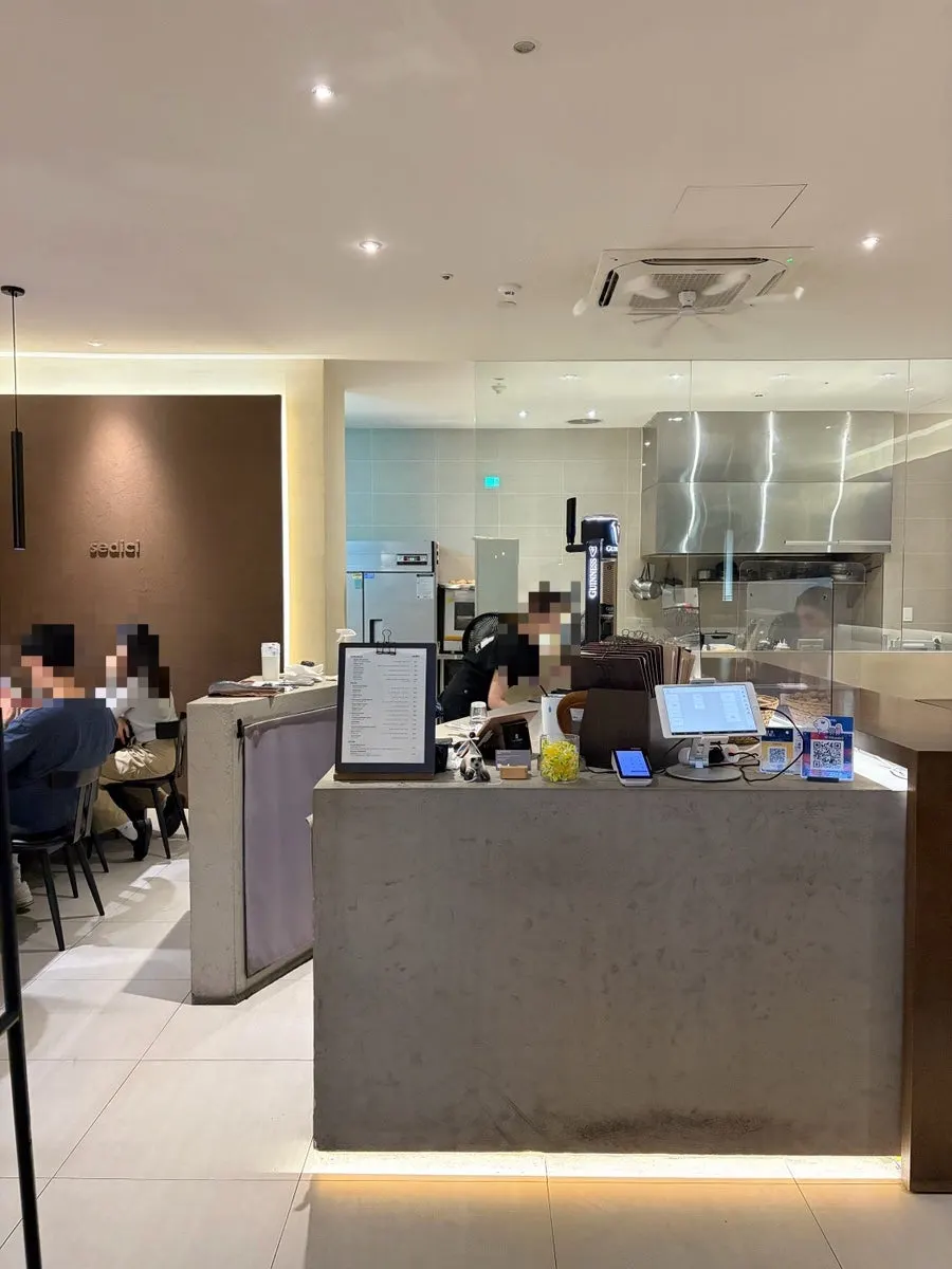 부드러운 조명의 세디치 실내 분위기