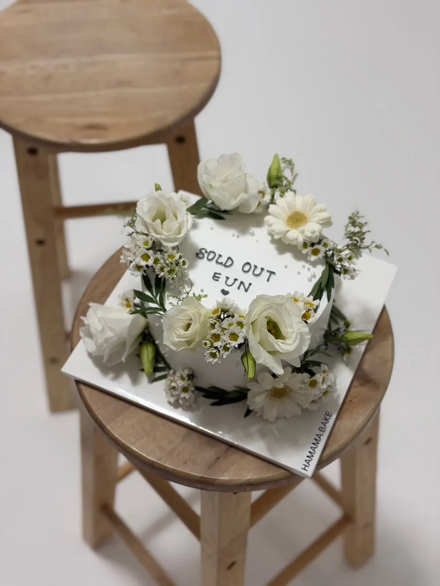 친구들이 준비한 화이트 그린톤 생화 케이크