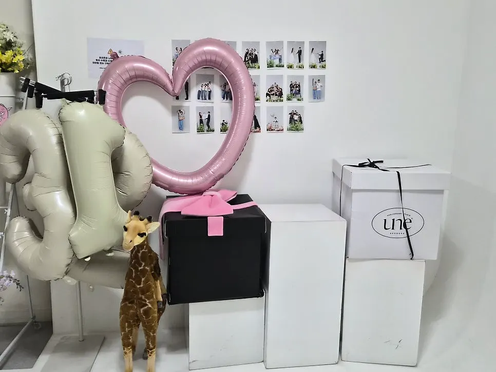 Balloons and gift box model props at U&E Studio Seongsu