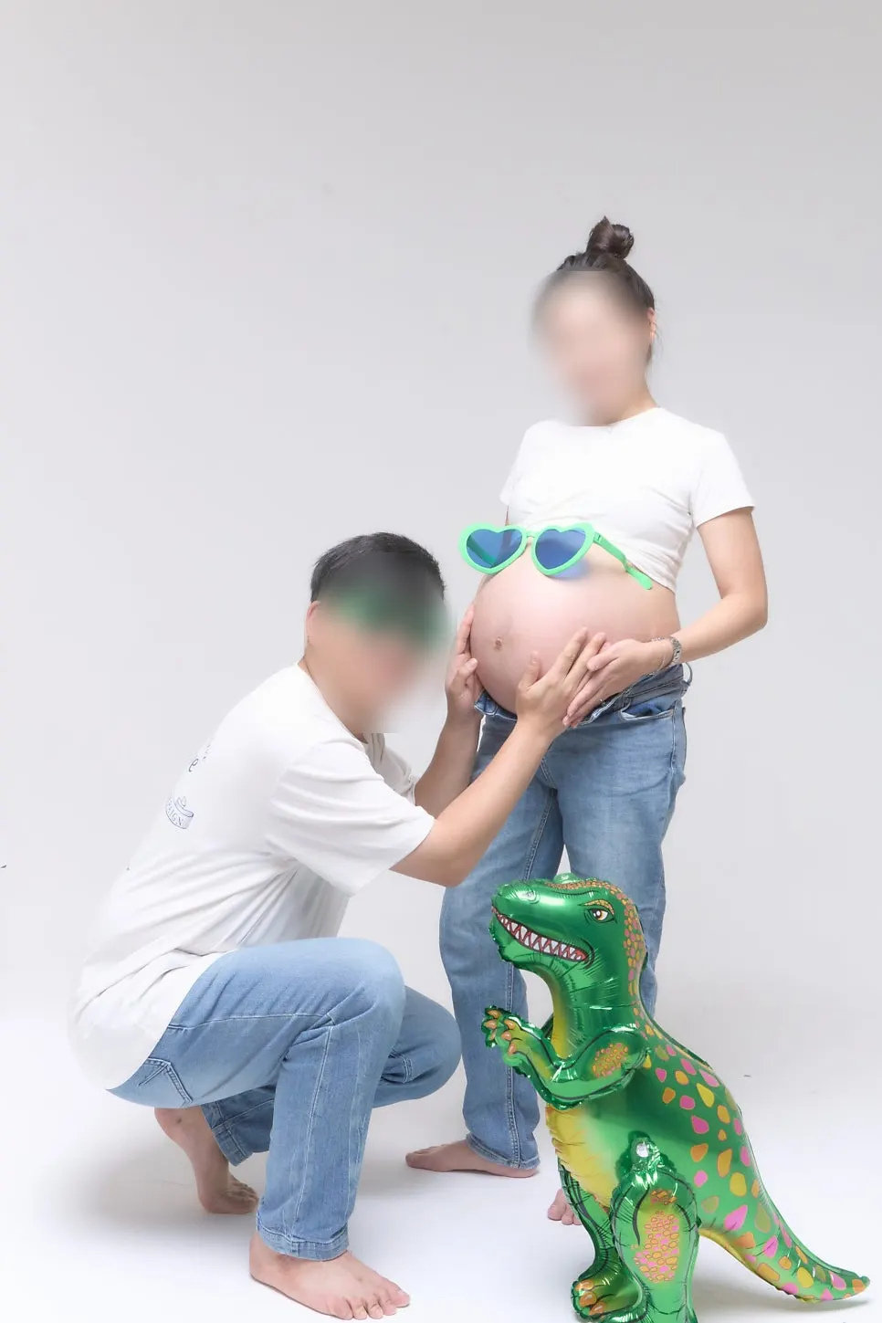 Maternity belly photo using sunglasses