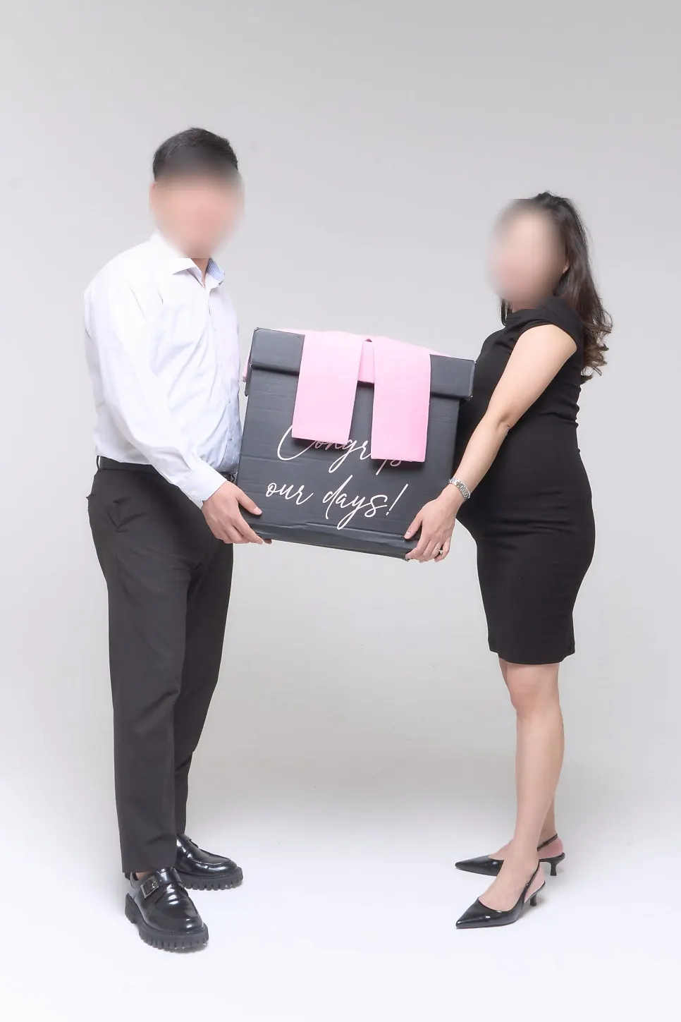 35-week maternity snap after changing outfits