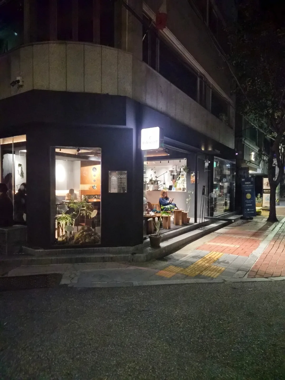 성수 서울숲4길 카페 이리데센트 블랙톤 외관