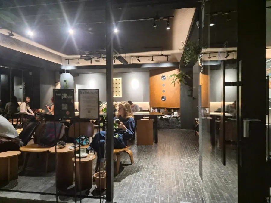 이리데센트 가운데 큰 테이블 좌석