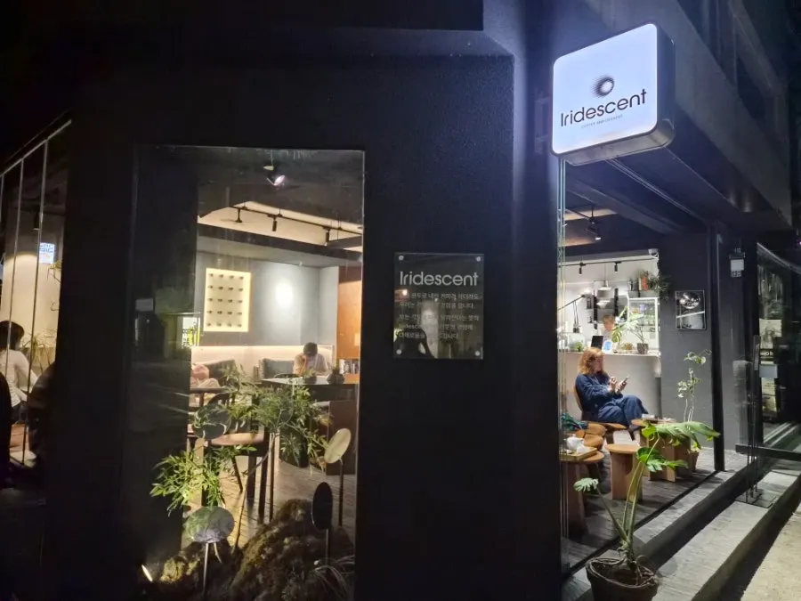 이리데센트 안쪽 소파석 공간