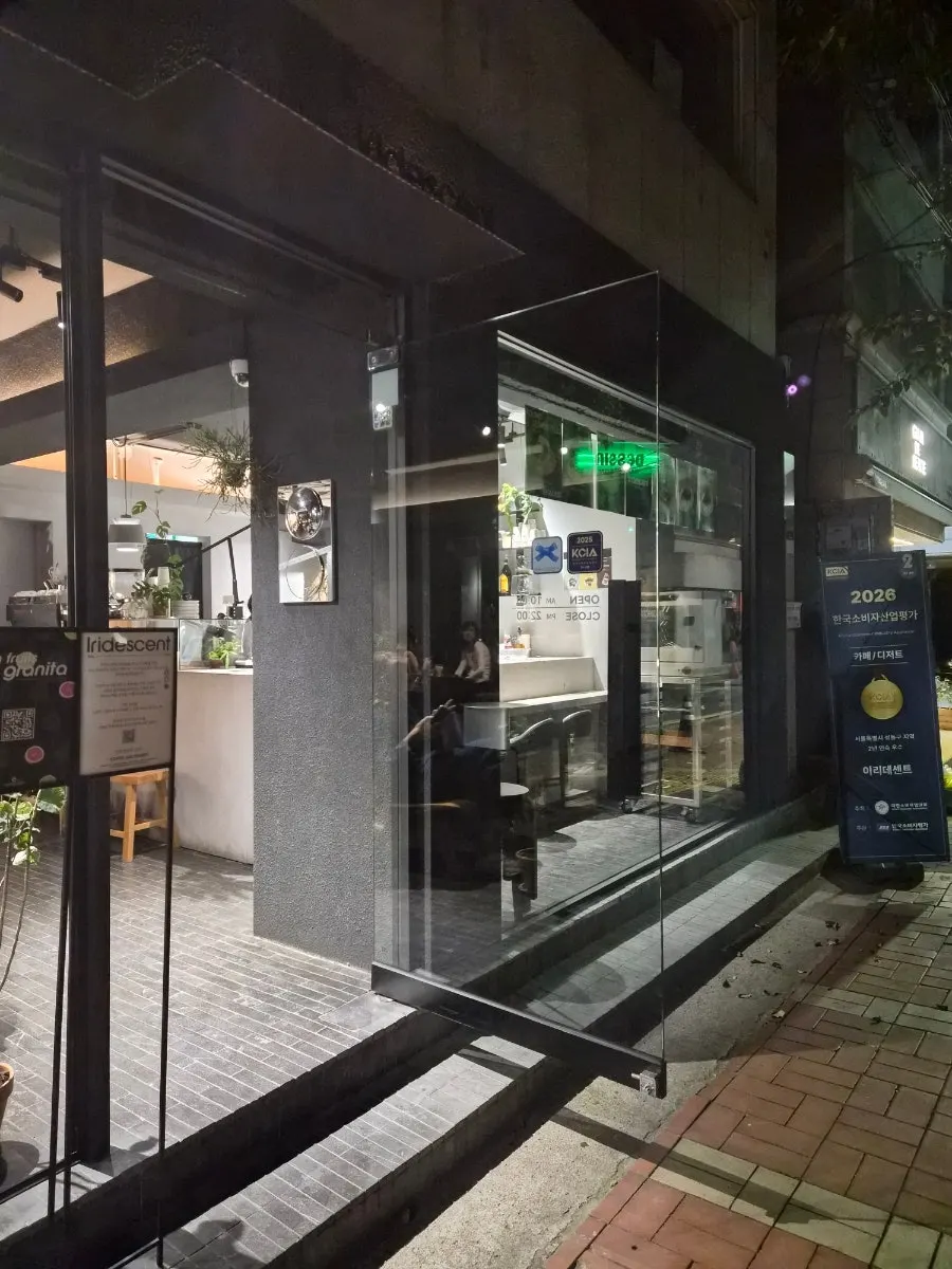 거울이 있는 카페 포토 스팟 구간