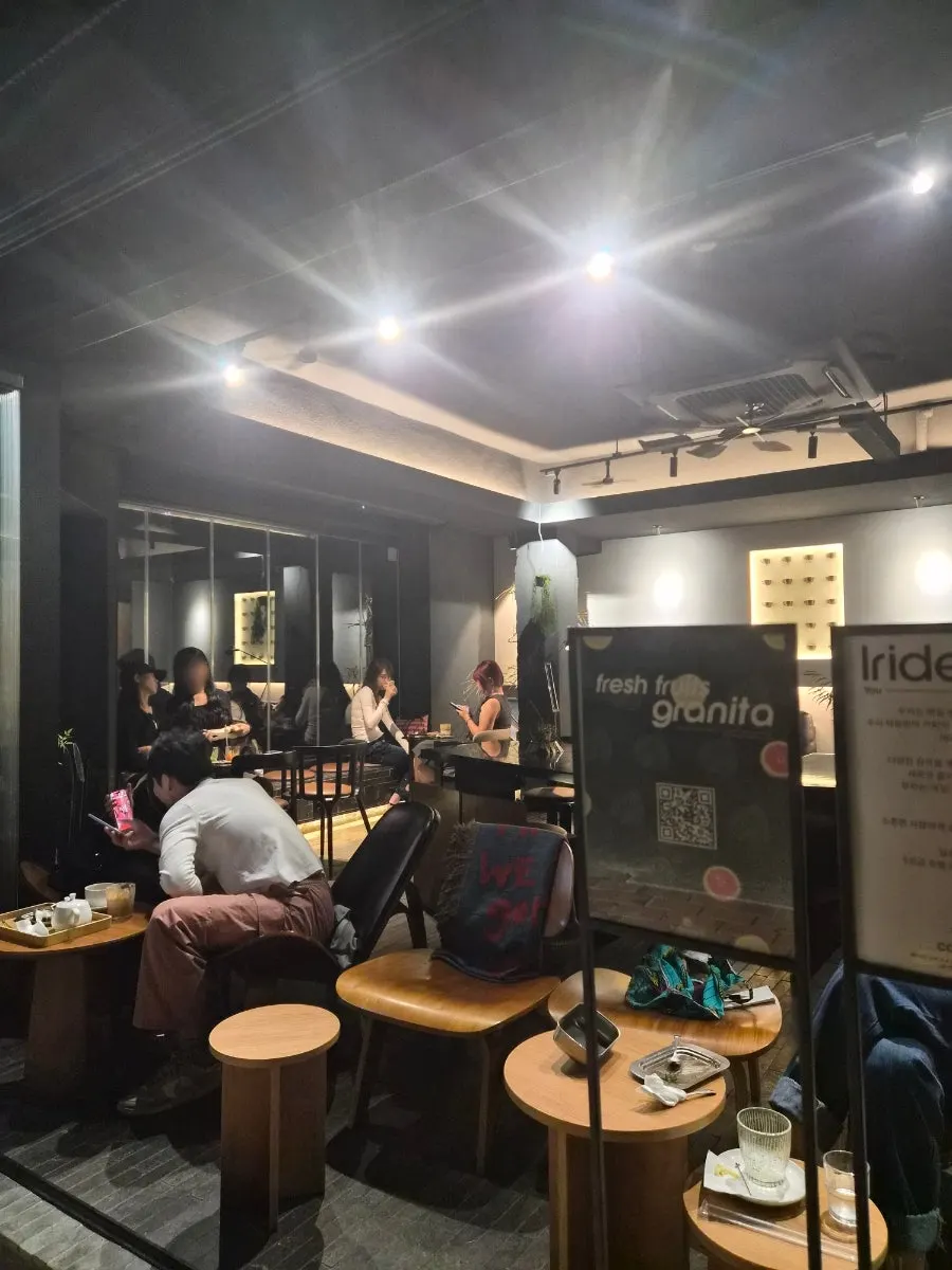 창가 바 자리에서 본 성수 거리
