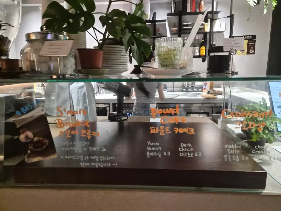 베이커리가 진열된 쇼케이스