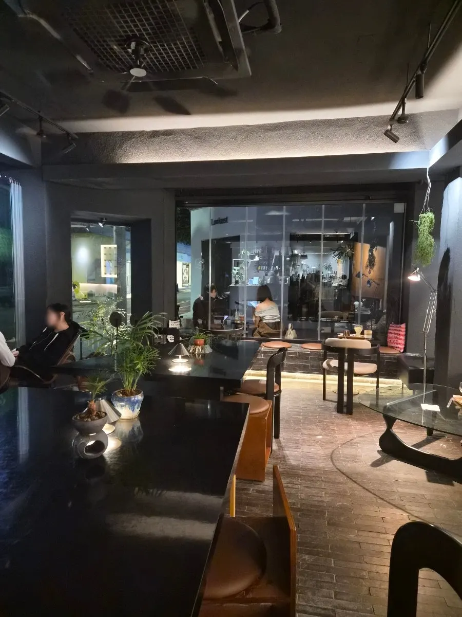 포토존 역할을 하는 카페 벽면과 좌석