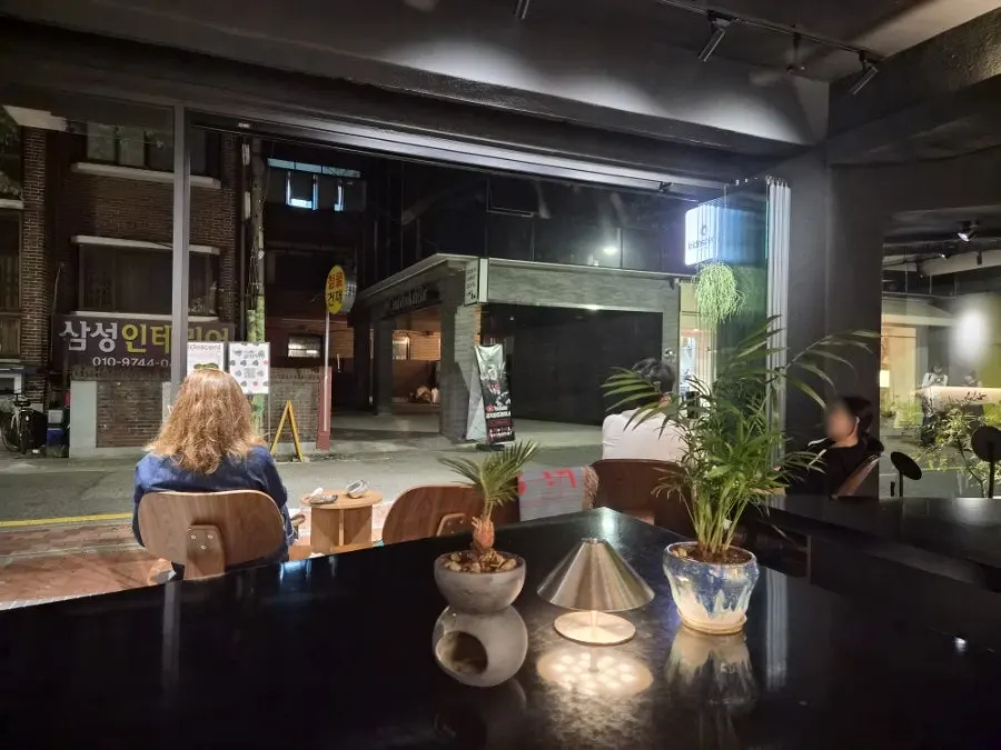 밤타러갈라떼와 호지밀크티 나란히 놓인 모습