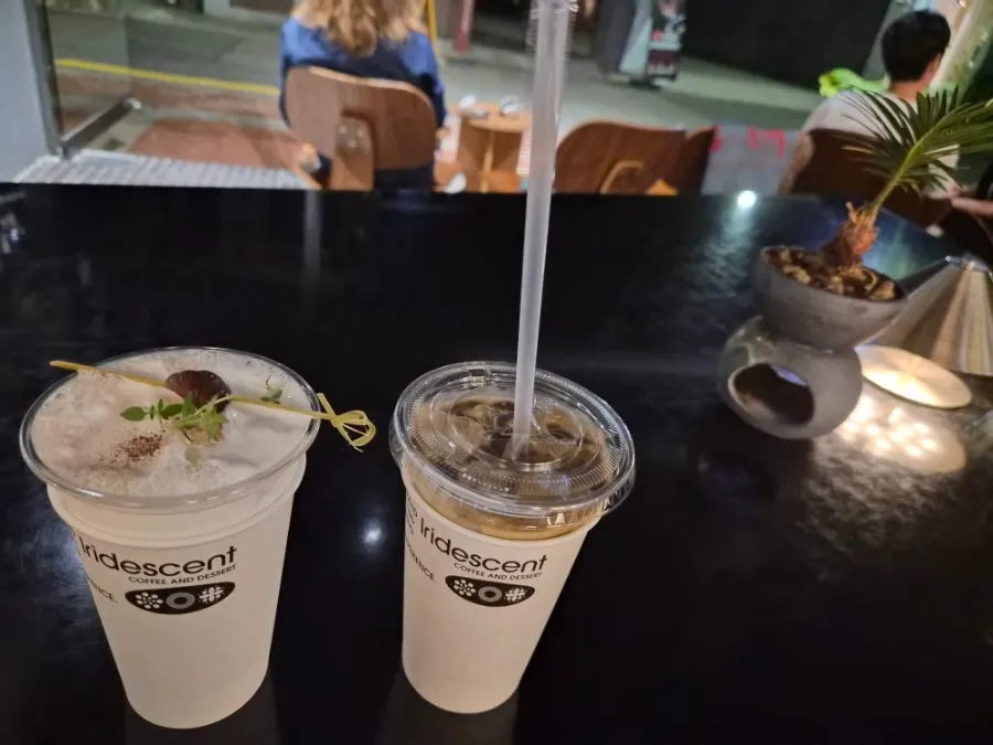 창가 자리에서 음료 두 잔