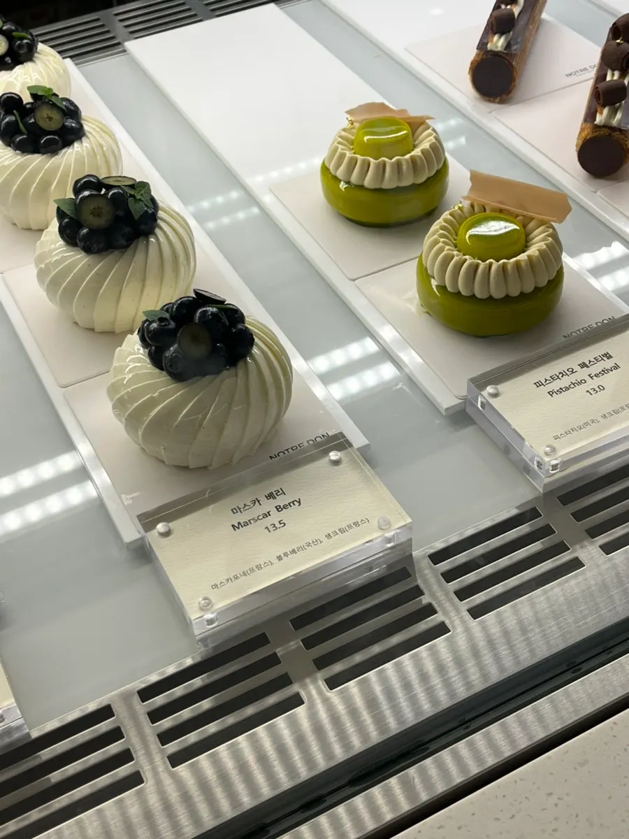 Showcase filled with various cakes at Notldun