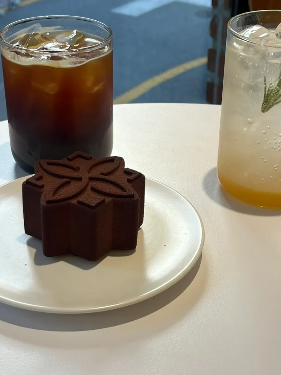 Iced americano, lemonade, and Signature Noir