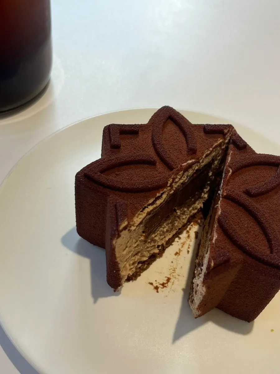 Signature Noir made with milk chocolate mousse