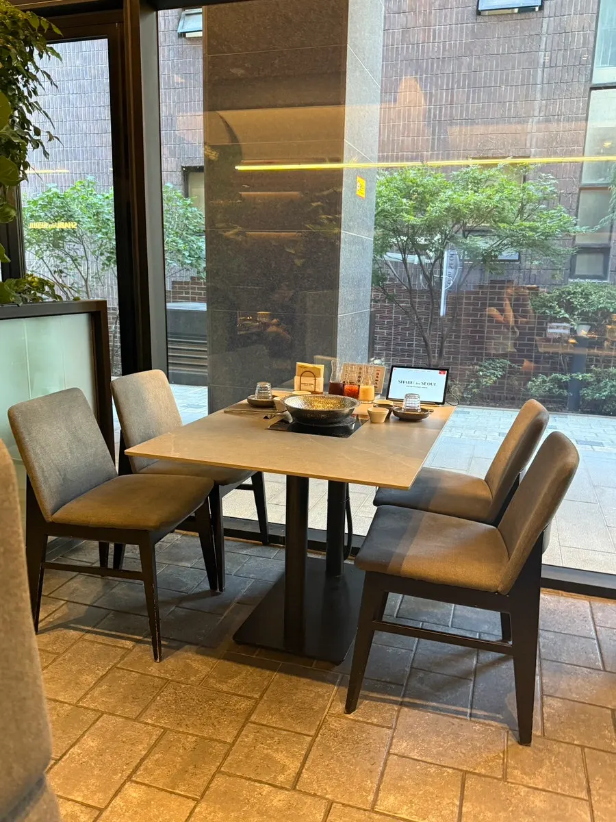 Natural-feeling shabu dining interior
