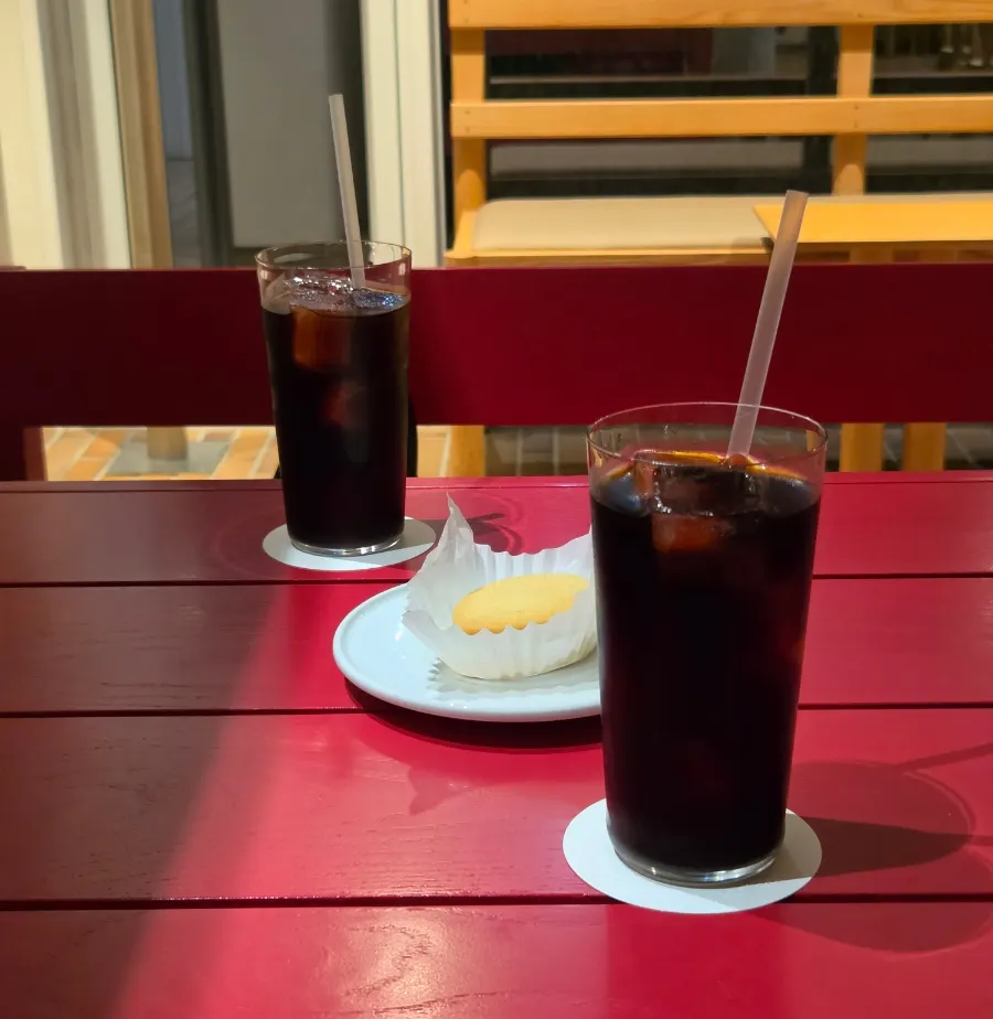 Cold brew and lemon sand cookie served at the table